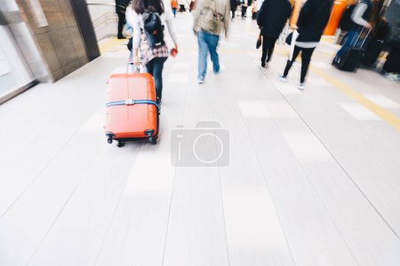 Foto de Vista borrosa de movimiento de los pasajeros corriendo, fondo de la estación de tren - Imagen libre de derechos