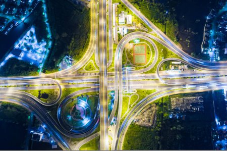 Téléchargez les photos : Nuit vue aérienne de la circulation, carrefour routier - en image libre de droit