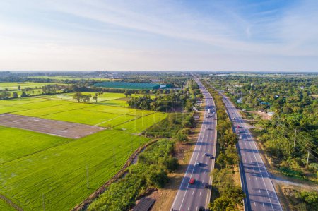 Téléchargez les photos : Vue aérienne de la route rurale avec rizières vertes - en image libre de droit