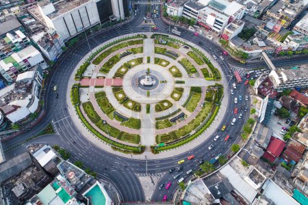 Téléchargez les photos : Circulaire route de circulation de la ville avec mouvement de la voiture, vue aérienne - en image libre de droit