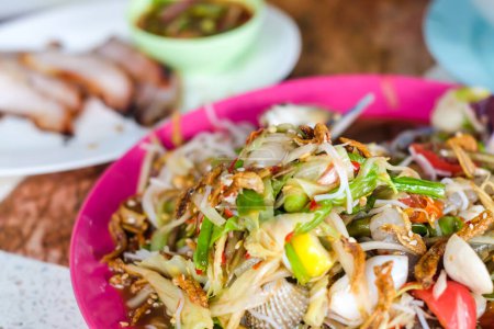 Téléchargez les photos : Salade épicée de papaye aux fruits de mer, cuisine thaïlandaise traditionnelle - en image libre de droit
