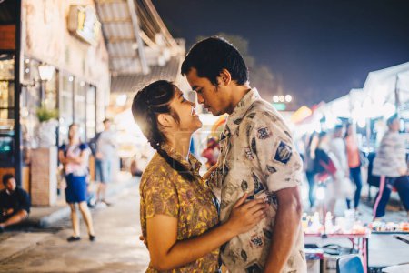 Téléchargez les photos : Couple amoureux au marché de nuit - en image libre de droit