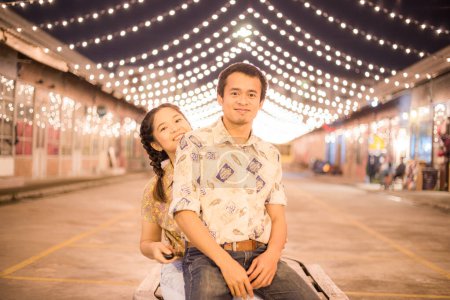 Téléchargez les photos : Couple amoureux au marché de nuit - en image libre de droit