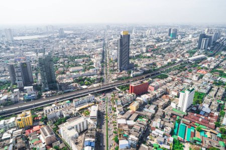 Foto de Tráfico urbano, cruce de carreteras circulares con edificios, vista aérea - Imagen libre de derechos