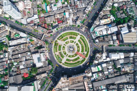 Téléchargez les photos : Circulation urbaine, intersection route circulaire avec bâtiments, vue aérienne - en image libre de droit