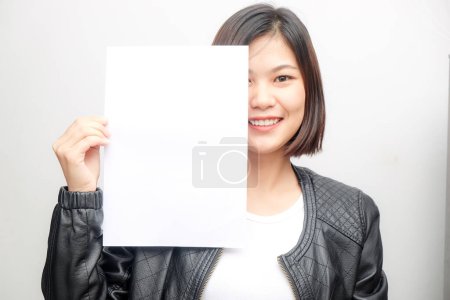 Téléchargez les photos : Heureuse femme d'affaires montrant papier blanc carte blanche sur fond blanc - en image libre de droit