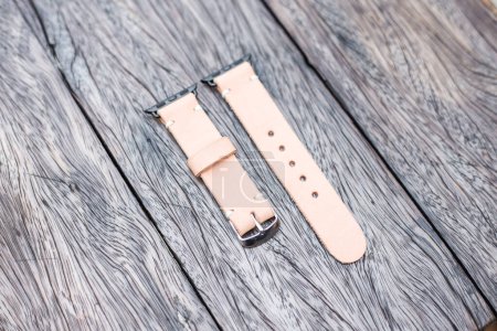 Téléchargez les photos : Pièces de bracelet de montre en cuir sur table en bois - en image libre de droit