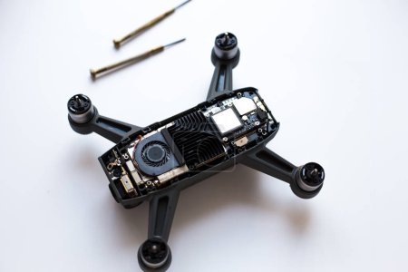 Téléchargez les photos : Avion drone assemblé sur fond blanc, technologie quartcopter - en image libre de droit