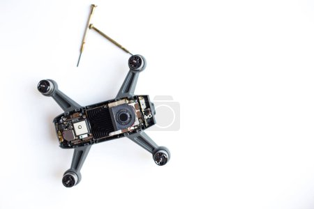 Téléchargez les photos : Avion drone assemblé sur fond blanc, technologie quartcopter - en image libre de droit