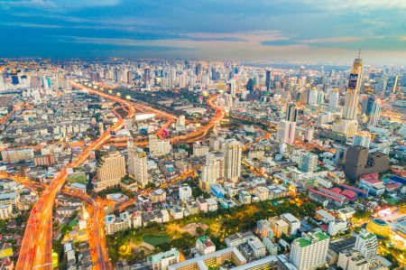 Foto de Bangkok paisaje urbano y el tráfico. Vista aérea de la carretera con luces de coches - Imagen libre de derechos