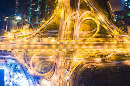 Foto de Vista aérea del tráfico nocturno. Carreteras con luces de movimiento de coches - Imagen libre de derechos