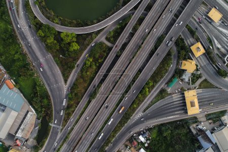 Foto de Intersección de transporte. Crossroad mira vista aérea - Imagen libre de derechos
