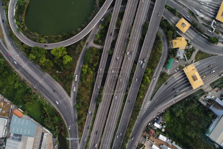 Foto de Intersección de transporte. Crossroad mira vista aérea - Imagen libre de derechos
