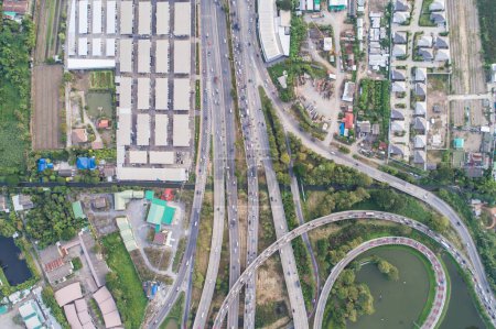 Foto de Vista aérea del cruce de la intersección con coches y edificios, concepto de transporte - Imagen libre de derechos