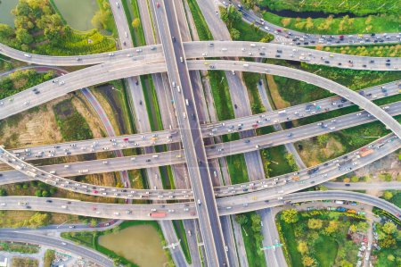 Téléchargez les photos : Vue aérienne du carrefour d'intersection avec les voitures et les bâtiments, Concept de transport - en image libre de droit