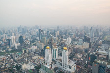 Foto de Bangkok edificios de la ciudad con citys carretera y niebla al atardecer - Imagen libre de derechos