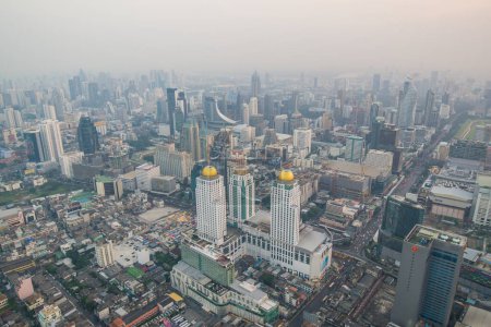 Téléchargez les photos : Bâtiments de la ville de Bangkok avec route citys et brouillard au coucher du soleil - en image libre de droit