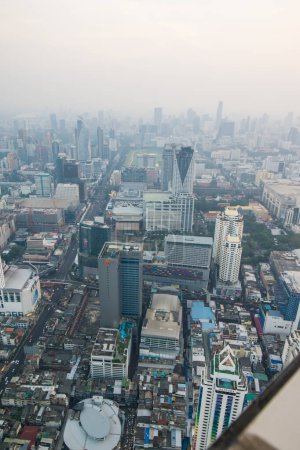 Téléchargez les photos : Bâtiments de la ville de Bangkok avec route citys et brouillard au coucher du soleil - en image libre de droit