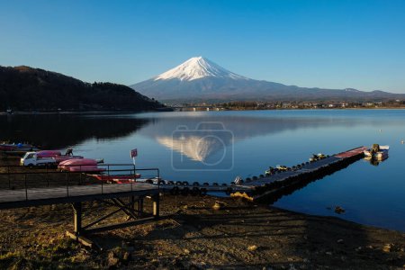 Téléchargez les photos : Vue printanière de la montagne Fuji avec neige et fond bleu ciel - en image libre de droit