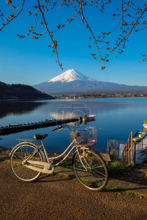 Téléchargez les photos : Vélo au lac Kawaguchiko près de la montagne avec neige - en image libre de droit
