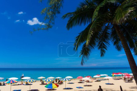 Téléchargez les photos : Plage de mer contre ciel bleu, vacances d'été - en image libre de droit