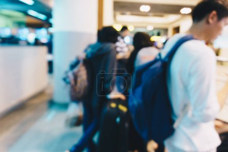 Foto de Personas borrosas abstractas con equipaje esperando en el aeropuerto, fondo de transporte - Imagen libre de derechos