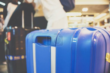 Téléchargez les photos : Résumé personnes floues avec bagages en attente à l'aéroport, contexte de transport - en image libre de droit