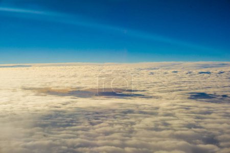 Foto de Nubes esponjosas con cielo azul, vista aérea desde el avión, fondo natural - Imagen libre de derechos