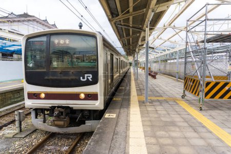 Téléchargez les photos : TOKYO, JAPON-22 octobre 2016 : gare. Ligne JR Yamanote la plus importante ligne de train de Tokyo. Train à destination de Shinagawa - en image libre de droit