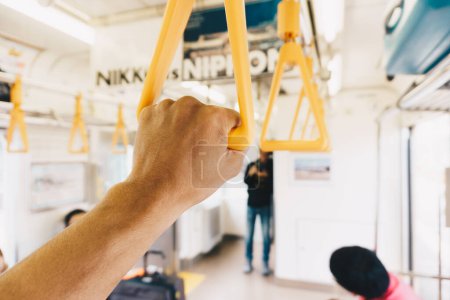 Téléchargez les photos : Les gens d'affaires dans le train, fond flou abstrait des transports - en image libre de droit
