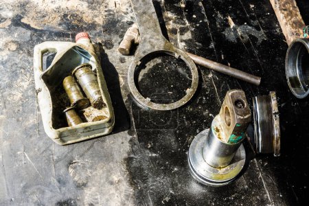 Téléchargez les photos : Pièce d'excavatrice en cours de réparation dans un atelier de réparation, vieille industrie lourde de moteur - en image libre de droit