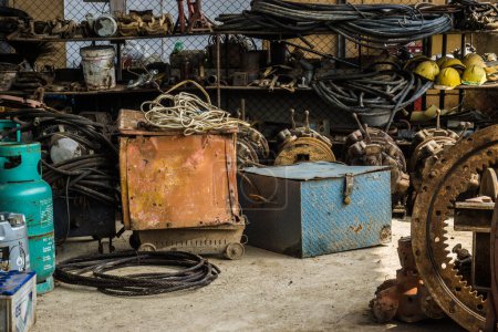 Téléchargez les photos : Pièce d'excavatrice en cours de réparation dans un atelier de réparation, vieille industrie lourde de moteur - en image libre de droit