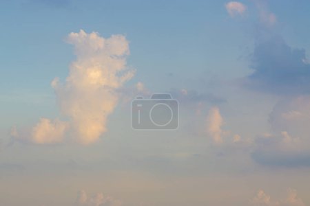 Foto de Cielo azul con nubes esponjosas, cielo nocturno fondo de la naturaleza - Imagen libre de derechos