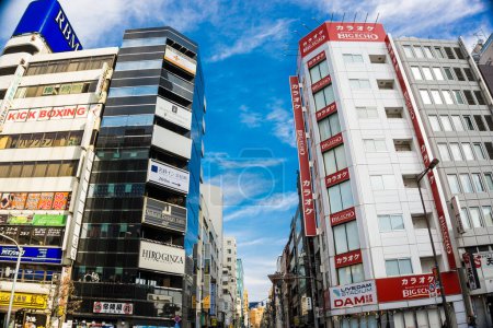 Foto de Moder edificios de oficinas contra el cielo azul, Tokio, Japón - Imagen libre de derechos