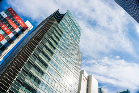 Foto de Moder edificios de oficinas contra el cielo azul, Tokio, Japón - Imagen libre de derechos