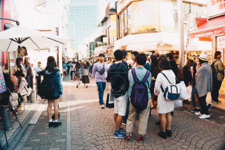 Foto de Abstracto grupo borroso de personas caminando en la ciudad, Tokio, Japón - Imagen libre de derechos