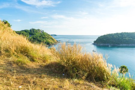 Téléchargez les photos : Coucher de soleil sur l'île de Phuket. Eau de mer turquoise avec herbe jaune, concept de vacances d'été - en image libre de droit