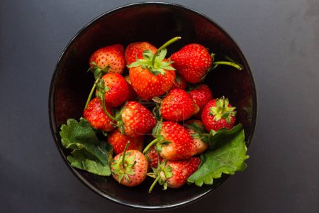 Foto de Fresas frescas en tazón, vista superior, bayas orgánicas - Imagen libre de derechos