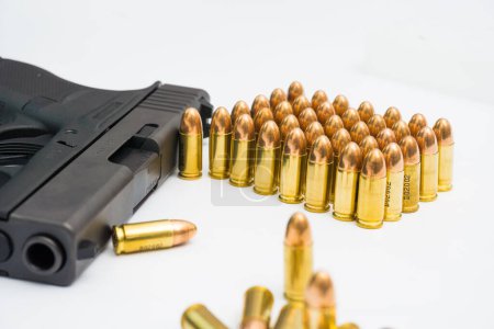 Téléchargez les photos : Pistolet micro sompact automatique 9mm avec balle sur fond blanc défense à domicile - en image libre de droit