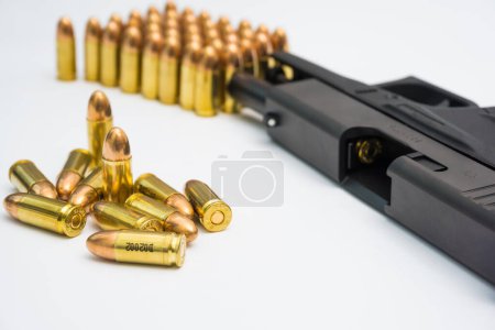 Foto de Pistola micro sompact automática de 9 mm con bala sobre fondo blanco - Imagen libre de derechos