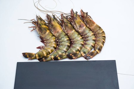 Téléchargez les photos : Crevettes tigrées fruits de mer crevettes sur fond blanc crevettes crues nourriture - en image libre de droit