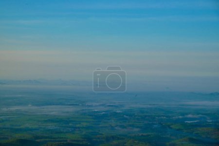 Téléchargez les photos : Vue aérienne matin lever de soleil montagne forêt tropicale nature paysage - en image libre de droit
