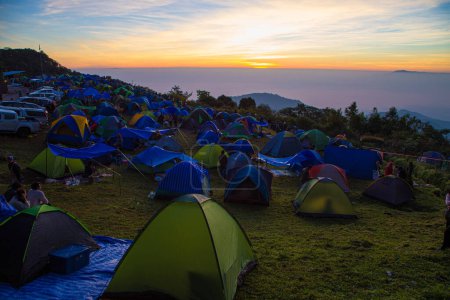 Foto de Mañana amanecer base camping sitio rekking en montaña colina naturaleza vacaciones fondo - Imagen libre de derechos