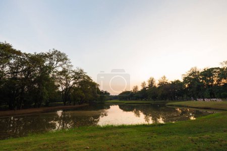 Téléchargez les photos : Ville parc public arbre vert forêt rivière coucher de soleil lumière ciel nuage nature paysage - en image libre de droit