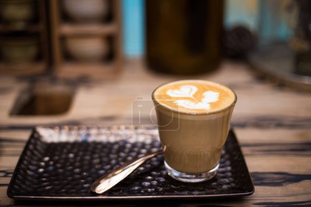 Foto de Café caliente del arte del latte en la tabla de madera con la bebida de cafeína del aroma de la textura de la flor - Imagen libre de derechos