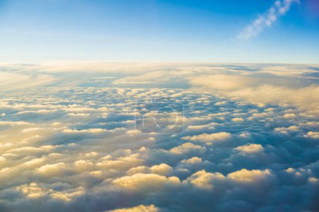 Téléchargez les photos : Matin lever de soleil ciel avec nuage au-dessus de la vue de l'avion vacances d'été arrière-plan - en image libre de droit