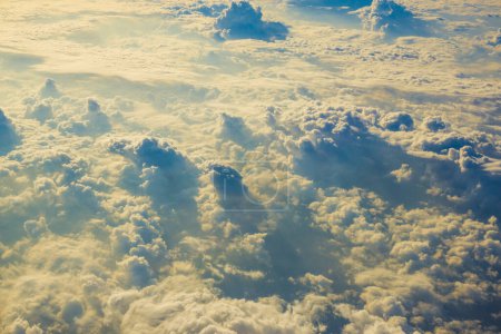 Téléchargez les photos : Matin lever de soleil ciel avec nuage au-dessus de la vue de l'avion vacances d'été arrière-plan - en image libre de droit