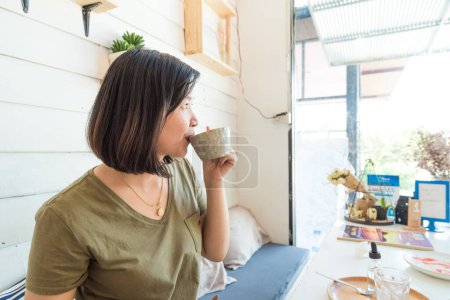 Foto de Mujer casual de negocios celebrar taza de café caliente beber café aroma en la cafetería - Imagen libre de derechos