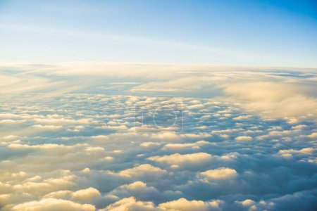 Téléchargez les photos : Vue sur le lever du soleil au-dessus des nuages, magnifique paysage nuageux - en image libre de droit