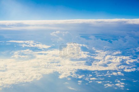 Téléchargez les photos : Vue sur le lever du soleil au-dessus des nuages, magnifique paysage nuageux - en image libre de droit
